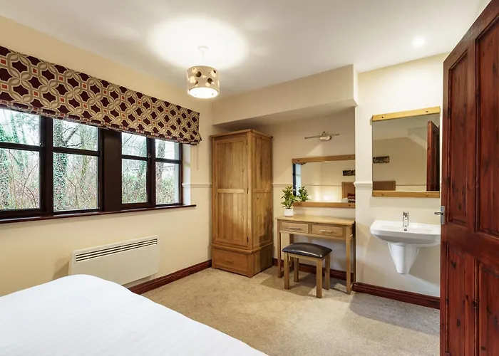 2 Bedroom Lake District Cottage At Windermere Marina Village
