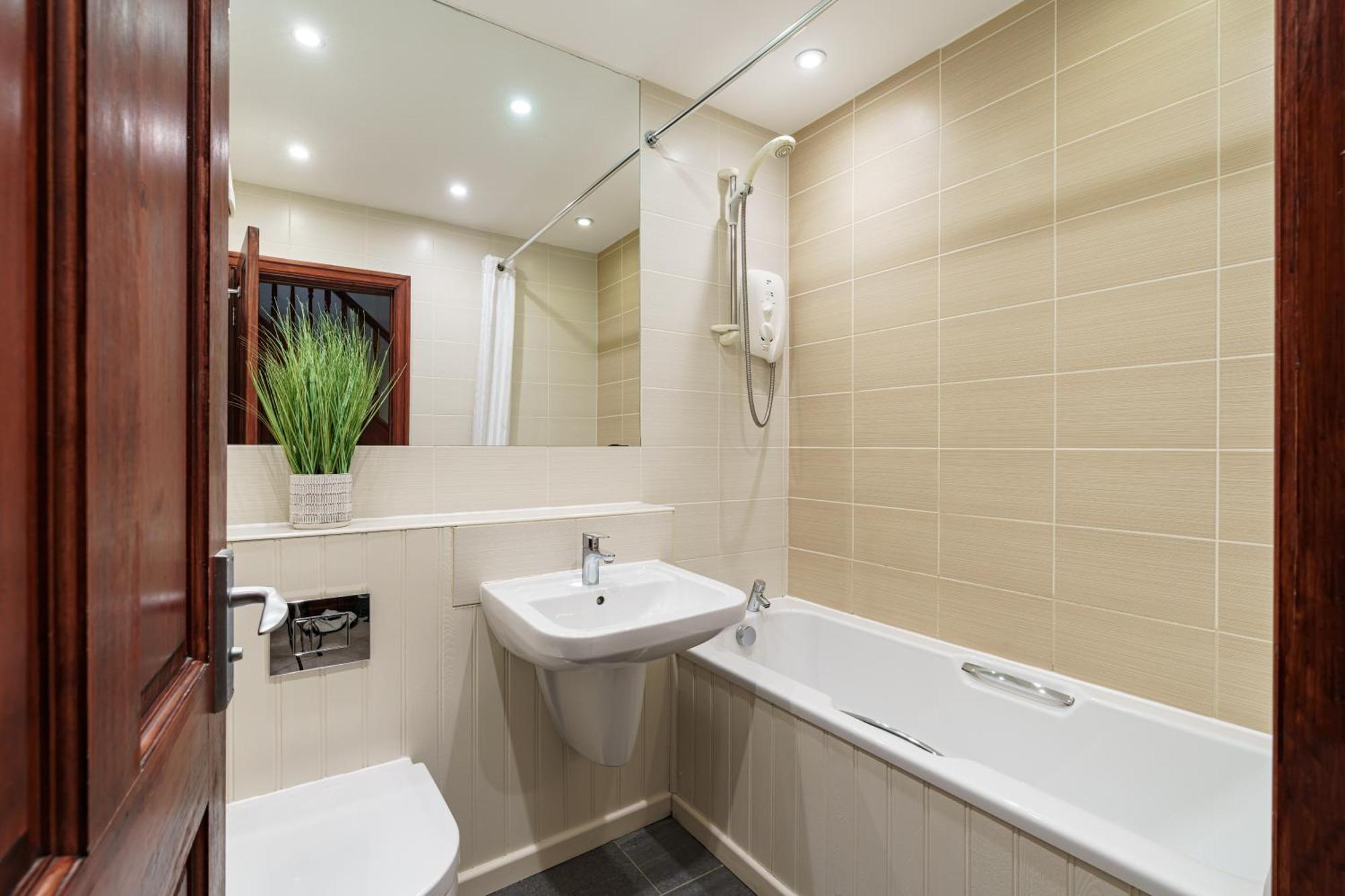 Apartment 2 Bedroom District At Windermere Marina Village Bowness-on-Windermere